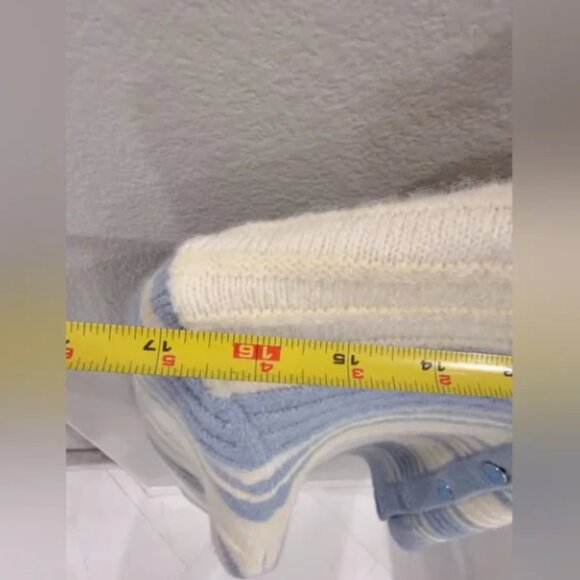 CHANEL Women's Blue and Cream Cardigan - Picture 9 of 10